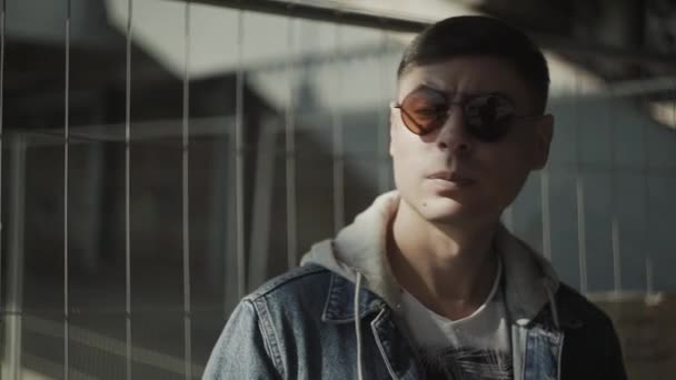 Portrét pohledného stylového hipstera se slunečními brýlemi — Stock video
