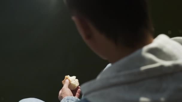 Přes skartovat pohled člověka krmení Ryby s bílým chlebem — Stock video