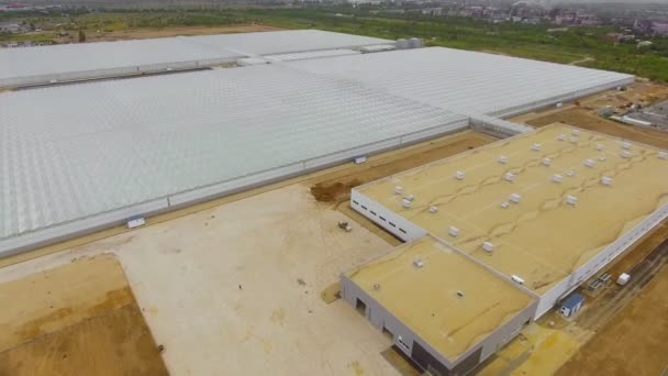 Vista laterale aerea di serra vuota per la coltivazione di verdure, una serra con un tetto trasparente, una vista serra dall'alto . — Video Stock