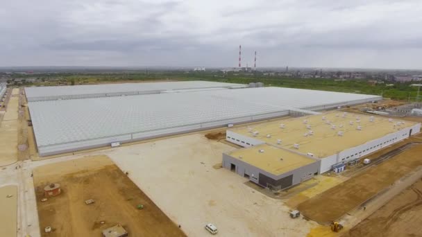 Aerial side view of empty greenhouse for growing vegetables, a greenhouse with a transparent roof, a greenhouse view from above. — Stock Video