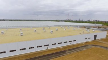 Sebze yetiştirmek için büyük bir binanın üzerinde uçmak şeffaf çatılı bir sera, yukarıdan manzaralı bir sera..