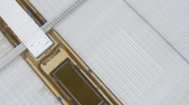 Sebze yetiştirmek için boş sera manzarası şeffaf çatısı olan bir sera, yukarıdan bir sera manzarası..