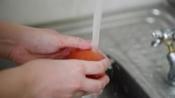 Close up cocinera lavando tomate fresco — Vídeos de Stock