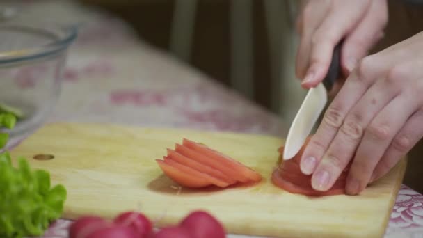 Chef feminino cortando vegetais frescos. Mulher usando faca de cozinha para cortar tomate fresco — Vídeo de Stock