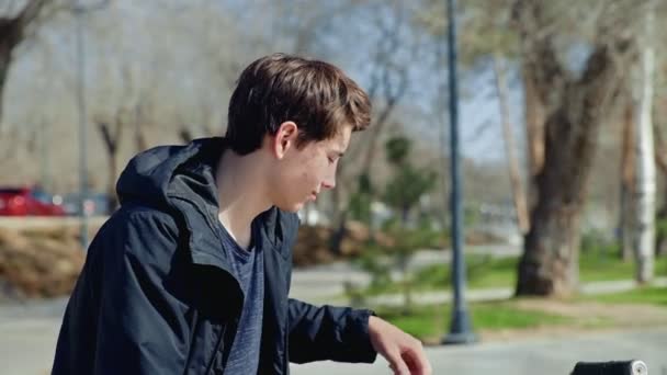 Ένας νεαρός αναβάτης BMX κάθεται σε ένα ποδήλατο και φοράει κράνος — Αρχείο Βίντεο