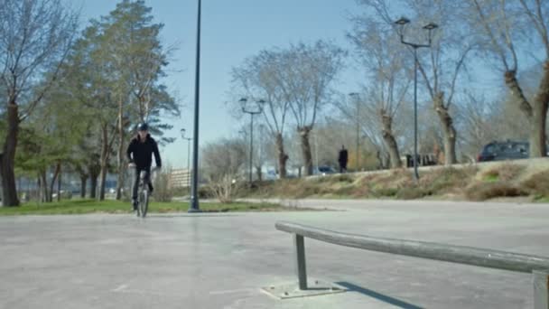 Ένας νεαρός αναβάτης BMX κάνει κόλπα σε σωλήνα στο πάρκο skate. — Αρχείο Βίντεο