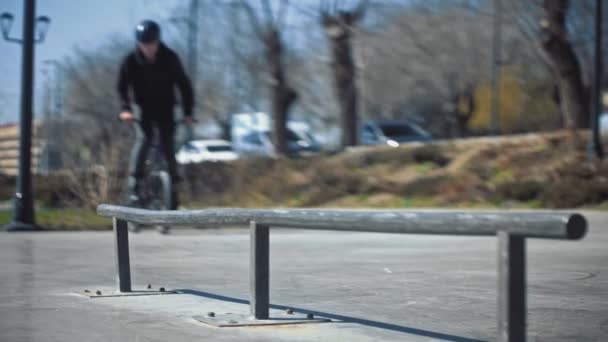 CLose up van jonge bmx rider springt door de pijp bij skate park. — Stockvideo