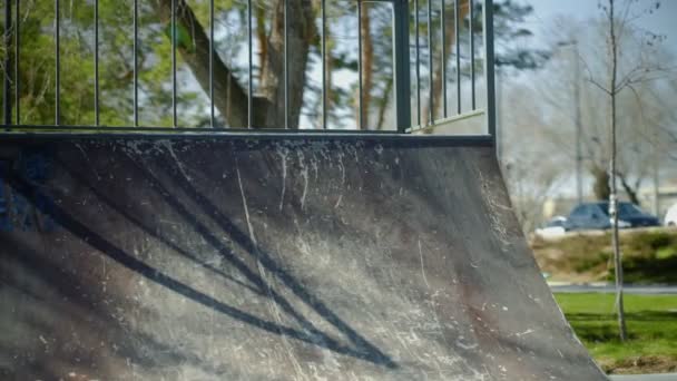 Junge BMX-Fahrerin reitet auf Rampen und zeigt Tricks im Skatepark — Stockvideo