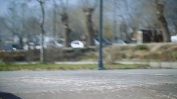 Un joven jinete de bmx hace trucos ollie en el skatepark — Vídeos de Stock