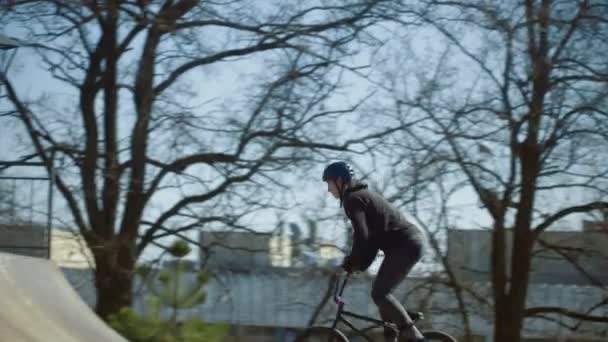 Junge BMX-Fahrer trainieren ihr Können im Skatepark — Stockvideo