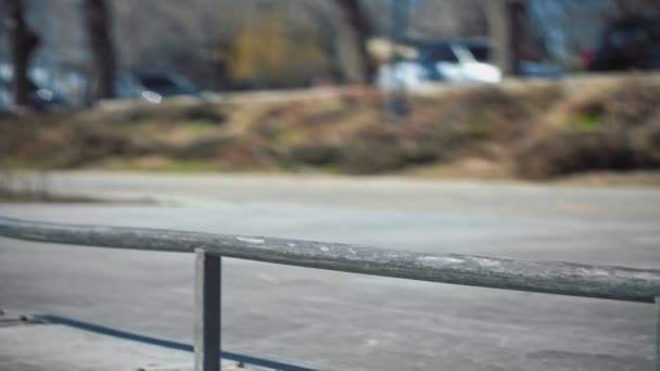 Nahaufnahme eines jungen BMX-Fahrers stoppt und berührt Rohr mit seinem Hinterrad im Skatepark. — Stockvideo