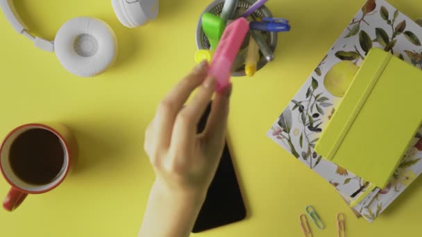 Manos arriba. Mujer usando su teléfono inteligente con pantalla verde en la mesa, noticias de desplazamiento, fotos. Escritorio de oficina fondo . — Vídeos de Stock