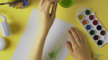 Kadının üst görünümü soyut çizimler çizer