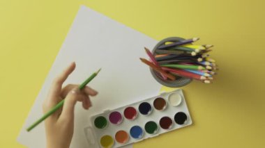 Kadın ressamın en üst görünümü çizim