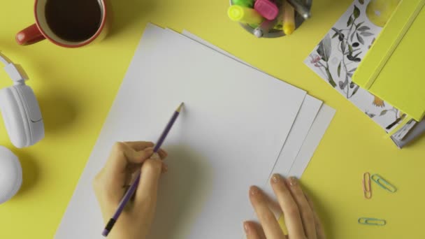 Draufsicht auf das Kleid der weiblichen Handzeichnung auf Papier — Stockvideo