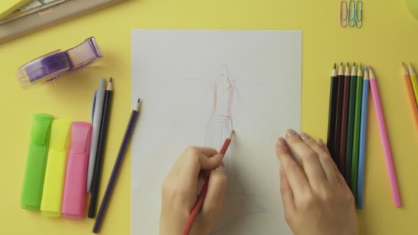 Vue du dessus du créateur de mode utilisent des crayons de couleur pour dessiner un croquis de robe — Video