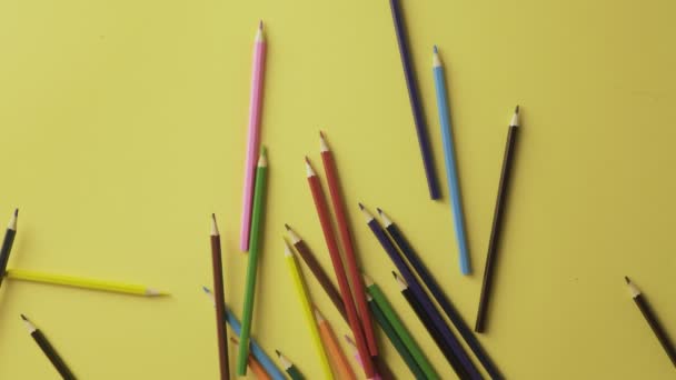 Ragazzo lancia matite colorate sul tavolo . — Video Stock