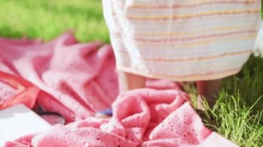 Küçük Afrikalı kız arka planda renkli balonlarla parkta oynuyor.