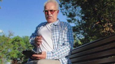 Yaşlı bir adam kitap okuyordu ve birden kalbi sızladı.