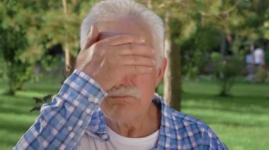 Duyguları olan yaşlı bir adam portresi. Büyükbaba gülümsüyor ve kameraya bakıyor..