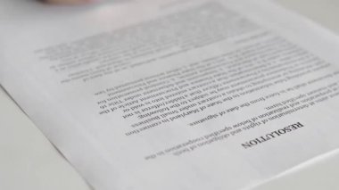 İş kadını iş taşımacılığı sözleşmesi veya karar imzalıyor