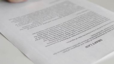 Politikacı kadın yasa tasarısını imzalıyor. Belgeyi imzalayan kişi