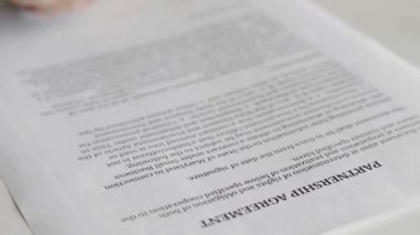 İş kadını ortaklık anlaşması imzalıyor. Belgeyi imzalayan kişi