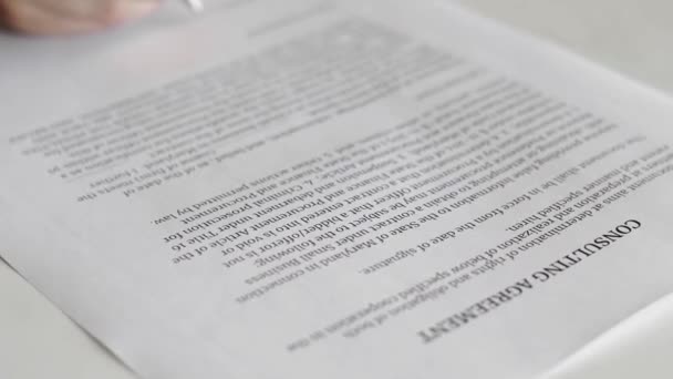 Бізнес-леді підписує угоду про консультування. Особа, яка підписує документ — стокове відео