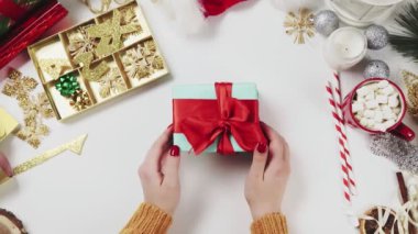 En İyi Görünümlü Kadın Noel Hediyesini Açıyor