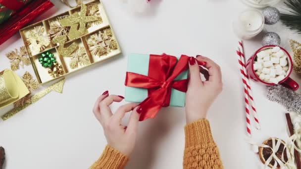 Top View Mulher Desembrulhando Presente de Natal — Vídeo de Stock