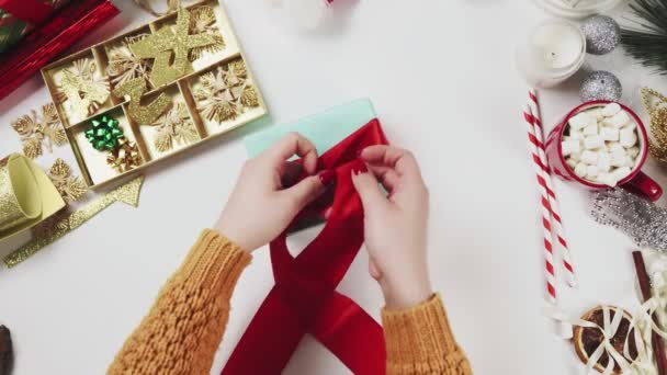 Верхний вид Руки оберните рождественские подарки — стоковое видео