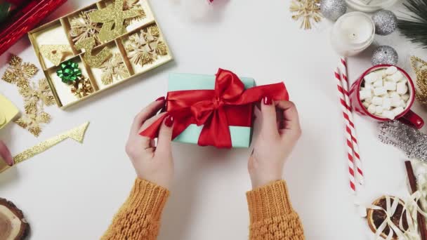 Top View Mulher Desembrulhando Presente de Natal — Vídeo de Stock