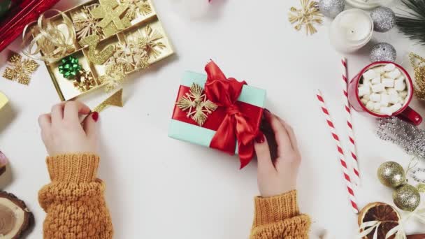 Top view női csomagolás karácsonyi ajándék — Stock videók