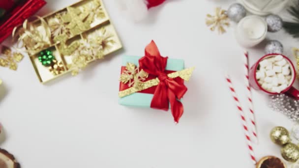 Frauenhände fotografieren Weihnachtsgeschenk auf weißem Tisch. Handydisplay mit Chroma-Schlüssel. — Stockvideo