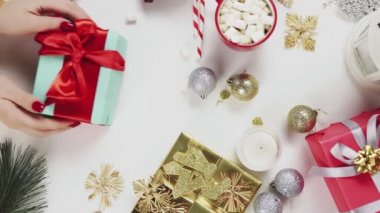 Top View Woman Hands ve Christmas Present. Dikey Ekran Yönlendirme Videosu 9: 16