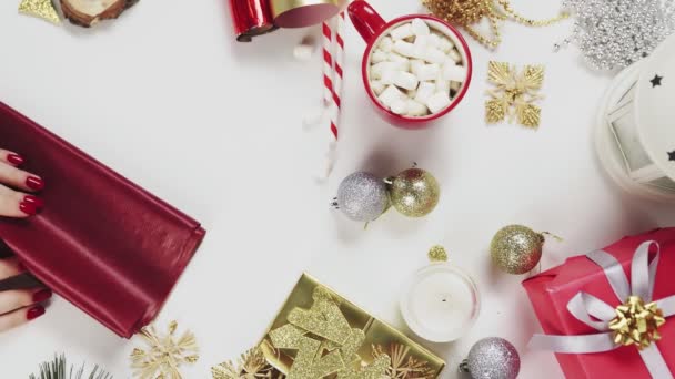 Mujer preparando papel rojo para envolver regalos de Navidad. Vídeo de orientación vertical de la pantalla 9: 16 — Vídeo de stock