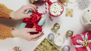 Bir kadının noel hediyesini paketlediği en iyi manzara. Dikey Ekran Yönlendirme Videosu 9: 16