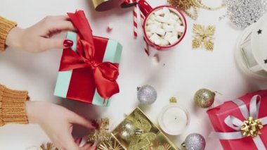 Bir kadının noel hediyesini paketlediği en iyi manzara. Dikey Ekran Yönlendirme Videosu 9: 16
