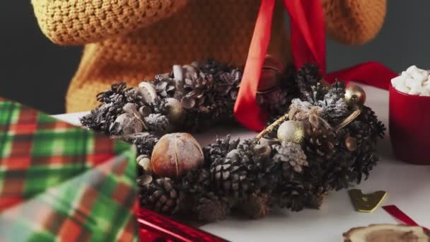 Unerkennbare Frau schmückt Weihnachtskranz. — Stockvideo