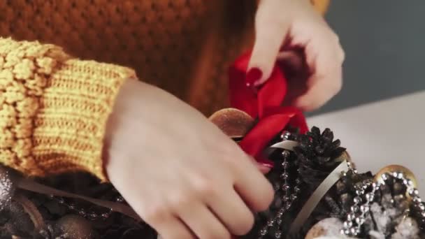 Неузнаваемая женщина украшает Рождество венком . — стоковое видео