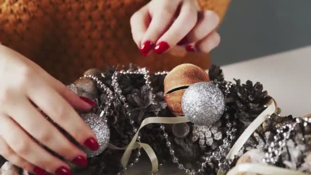 Close up of Unrecognizable Woman decorating Wreath Christmas. — Stock Video