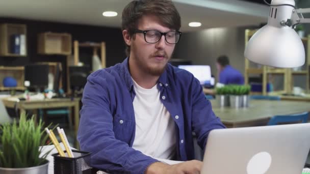 Mladý podnikatel pracující na notebooku v kanceláři — Stock video