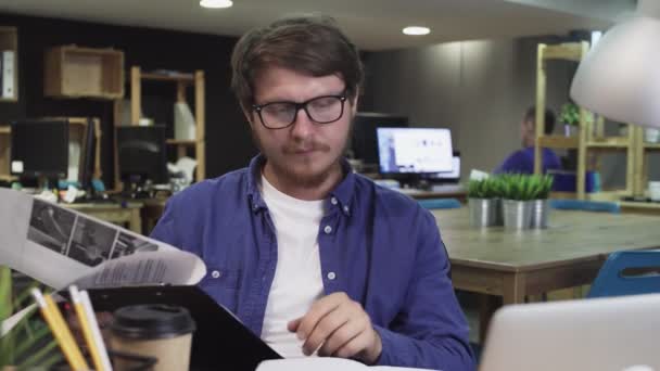 オフィスで書類を扱う魅力的なハードワーカー — ストック動画