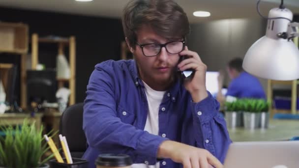 Happy Young Man praten aan de telefoon en het maken van JA gebaar — Stockvideo