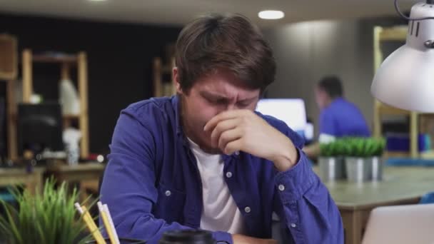 Homme fatigué ou triste travaille dans le bureau — Video