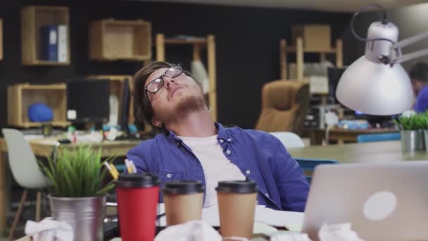 Giovane uomo d'affari dorme in ufficio — Video Stock