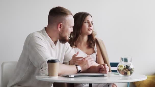 Feliz joven familia pareja hablando en casa — Vídeos de Stock