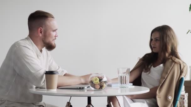 Couple mignon sur un rendez-vous. Homme dire compliment à belle petite amie dans le café — Video