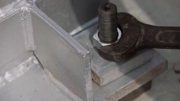 Artisan serrant la tête de boulon hexagonale avec clé réglable 