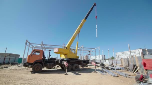 Rosyjski Duży Żuraw podnoszący ładunek metalowego dźwigara w powietrze. — Wideo stockowe